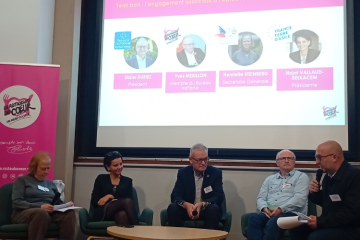 De gauche à droite : Henriette Steinberg, secrétaire générale du Secours populaire français, Najat Vallaud-Belkacem, présidente de France terre d'asile, Didier Duriez, président du Secours catholique, Yves Merillon, membre du bureau national des Restos du cœur. Crédit : Léanna Voegeli