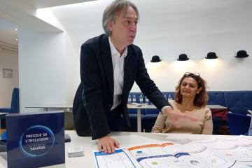 David Autissier, professeur à l'Essec, et Fanny Cohen, directrice de Handilab, présentent leur Fresque de l'inclusion. Crédit : Carenews