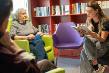 Lecture par une lectrice bénévole de Lire et Sourire auprès de personnes âgées de la résidence Thiers à Lyon