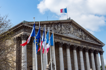 Le Parlement doit débattre du projet de budget présenté par le gouvernement, qui doit réduire le déficit public. Crédits : iStock.
