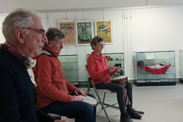 De gauche à droite : Pierre, Chrystelle et Solange sont attentifs aux consignes délivrées par la percussionniste Malika Abbes, également art-thérapeute.
