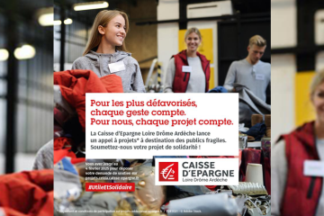 Des jeunes trient des vêtements 