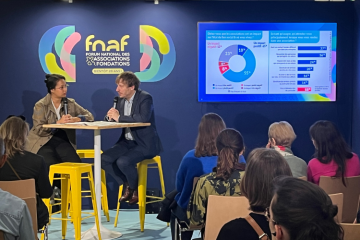 Présentation du sondage « Les Français et les associations » par Sandrine Tran (Ebra) et Pierre Latrille (Ipsos) lors du Fnaf, le 13 novembre à Paris. Crédit : Camille Dorival.