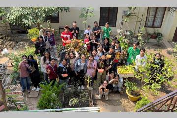 Un groupe d'étudiants du club environnement