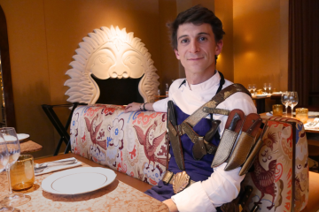 Avant d'ouvrir ses propres restaurants et de s'engager sur le sujet, Éloi a lui-même été victime de violences lors de ses débuts dans les cuisines. Crédit : Élisabeth Crépin-Leblond / Carenews