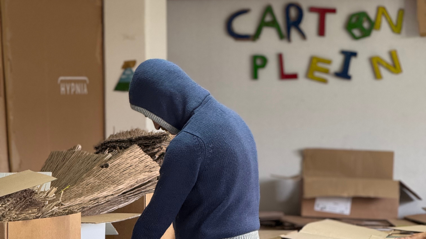 Locaux de l'association Carton Plein avec plein de cartons