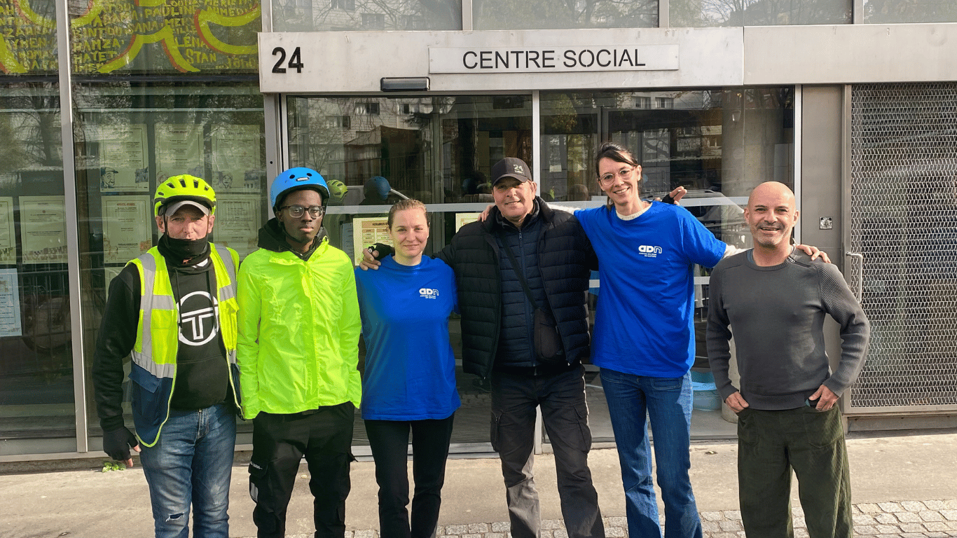 Vincent Lacote, directeur du centre social et culturel de la Maison bleue, posant avec les équipes d'ADN et de Carton Plein