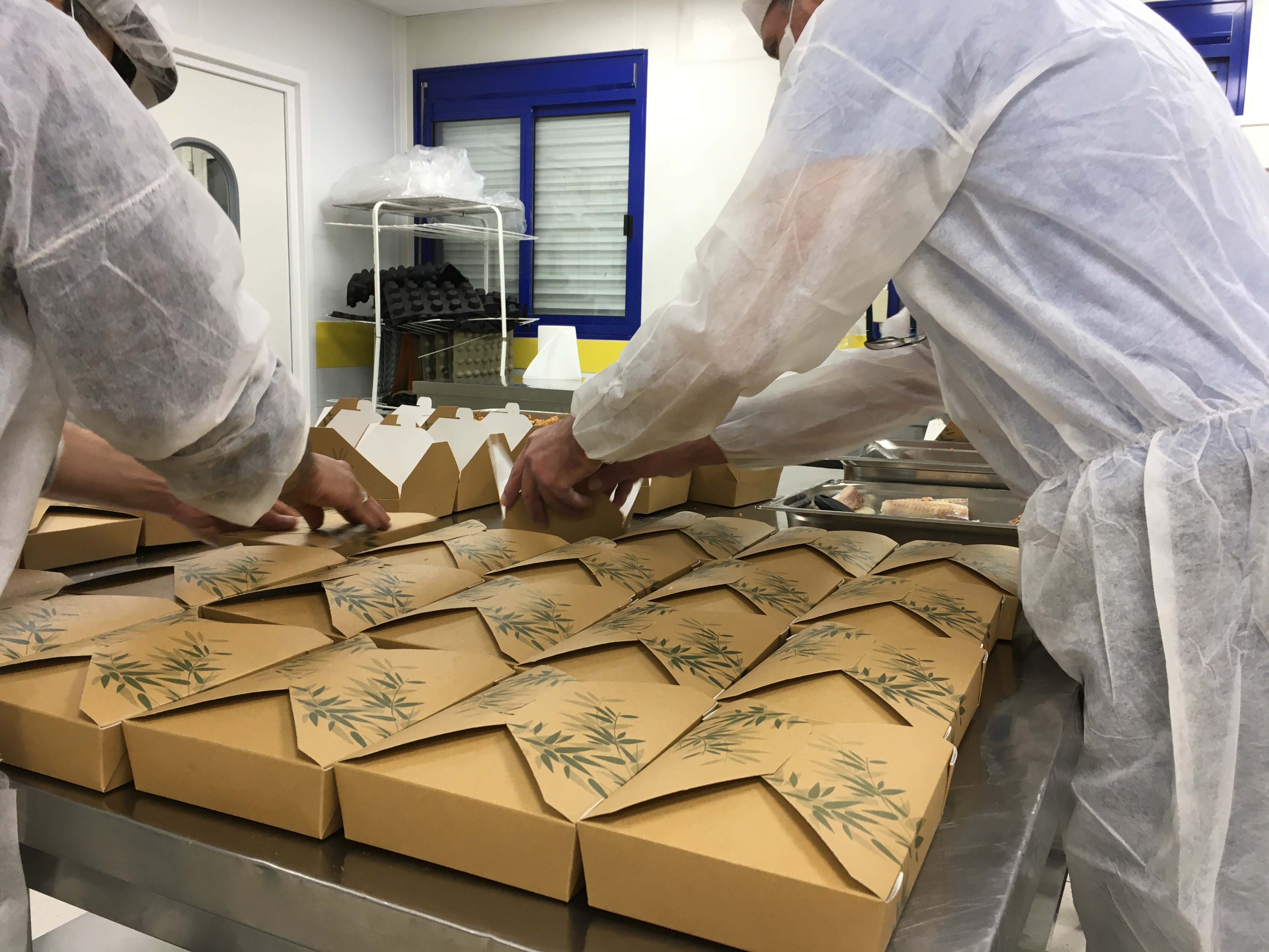 Salarié·es de la Table de Cana Marseille préparant des repas à destination de l'aide alimentaire