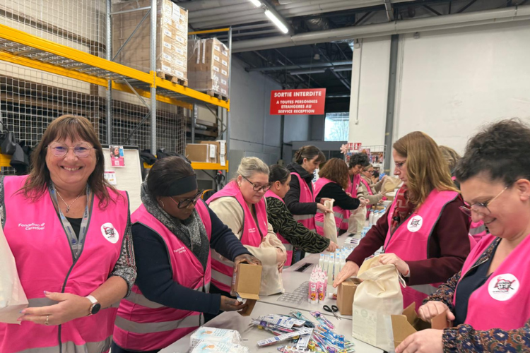 Les Collaborateurs Carrefour préparent les 1000 Kits bébés
