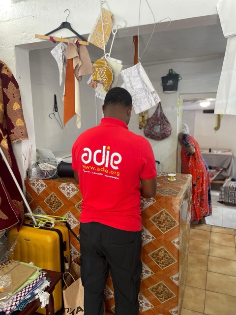 Un conseiller Adie chez une entrepreneure