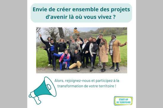 Un groupe de personnes souriantes les bras en l'air, participants de la promotion 2 Start-Up de Territoire