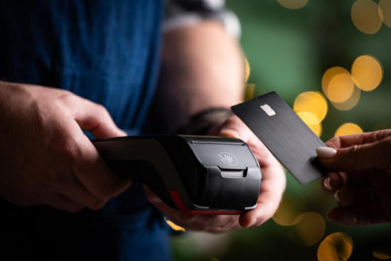 L’arrondi en caisse, mis en place grâce à des partenariats avec des distributeurs comme Auchan et Carrefour, complète la collecte dans le même ordre de grandeur environ que les pièces. Crédit : iStock / Zheka-Boss