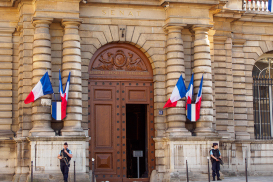 Lors de la première lecture du projet de loi de finances, les sénateurs ont relevé l'objectif du gouvernement à 135 000 jeunes. Crédit : iStock / SubstanceP