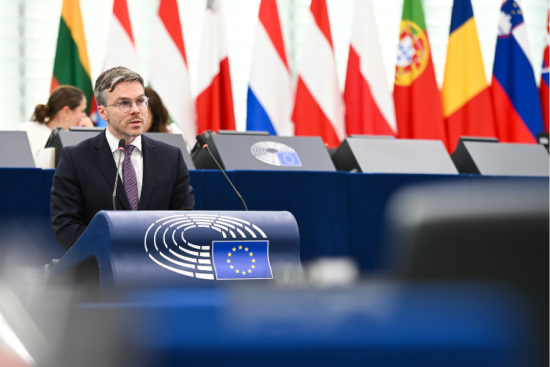 L’eurodéputé Thomas Pellerin-Carlin dénonce une « croisade » de certains partis de droite et d'extrême droite européens à l'encontre des ONG. Crédit : Parlement européen. 