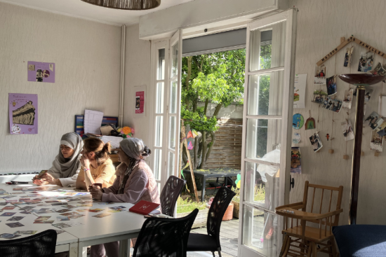 Une centaine de familles, habitant Eaubonne et les alentours, sont accueillies à la Maison des familles. Crédit : Carenews / Elisabeth Crépin-Leblond