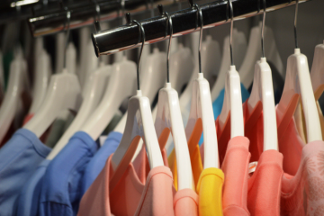 Parmi les mesures de la loi anti fast-fashion, l’une d’entre elles vise à appliquer un « malus environnemental. Crédit : iStock / Vladimir Dyavhkov