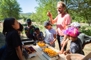 Atelier de permaculture avec les jeunes de Sport dans la Ville lors d'un séjour dans le centre de vacances et de formation du Domain de Chabotte, en Drôme Provençale. Crédit : Sport dans la ville