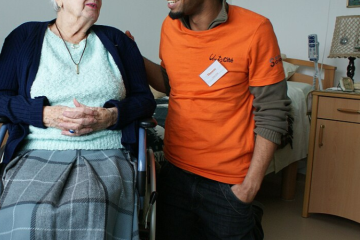 Le service civique permet à des jeunes d'effectuer des missions d'intérêt général contre une petite rémunération. Crédit : Unis-cité / creative commons.