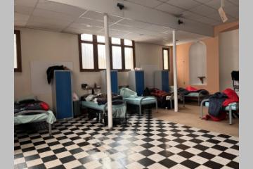 Une salle de réunion mobilisée pour mettre à l'abri des femmes à la rue. 