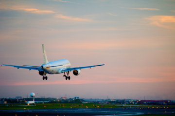 Pour respecter l’objectif climatique de l’Accord de Paris, le Shift Project et Aéro Décarbo concluent à un scénario de « décroissance légère » du trafic aérien d’environ -3 % par an. Crédit : iStock / OceanFishing 