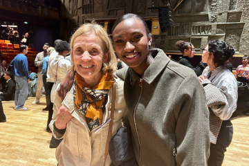 Brigitte Chamaillard, mentor bénévole en Ile-de-France, et Adia Thiam, suivie depuis la classe de première et désormais en master de ressources humaines. Crédit : C'Possible. 