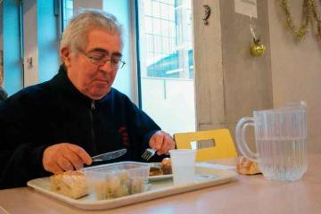 Un monsieur accueilli au réfectoire solidaire de la Mie de Pain. (c) Sébastien Baricalla
