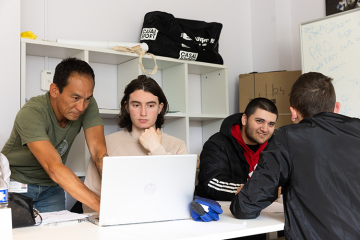 Groupe de jeunes accompagnés par un éducateur/formateur