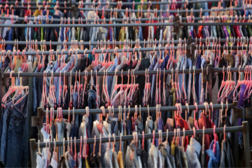 « En deux ans, certaines marques de la fast-fashion traditionnelle ont eu le temps de sortir jusqu’à 104 nouvelles collections chacune », alertent les associations. Crédit : iStock / triocean