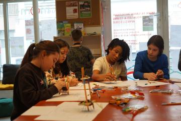 Vacances créatives : quand les enfants fabriquent des machines à dessiner à Môm'Pelleport